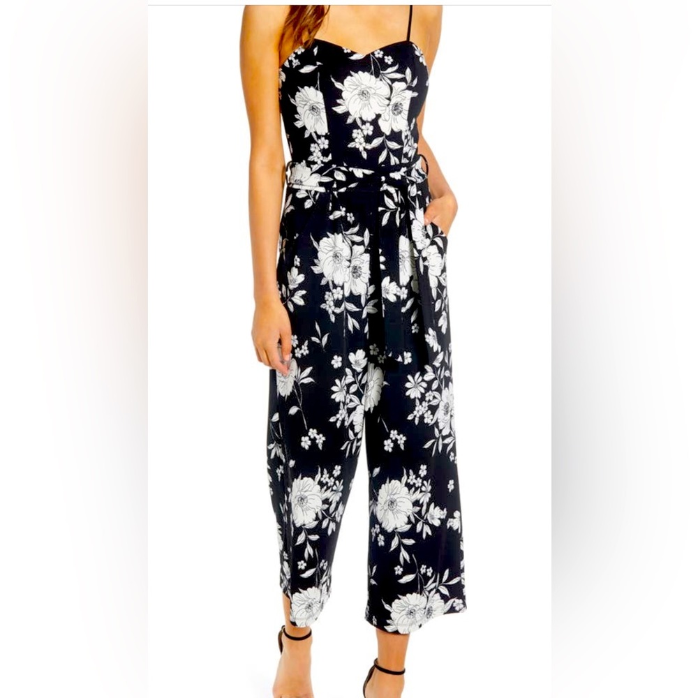 Cute and comfortable floral jumpsuit. Good for nights out, weddings, dates!